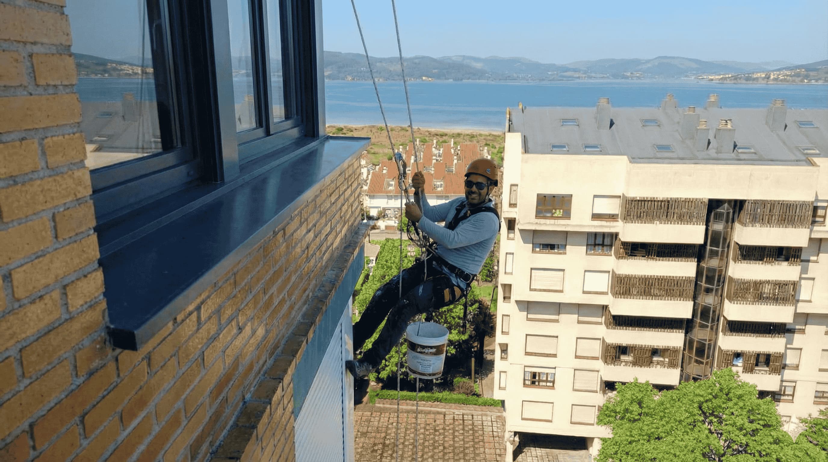 Técnico especialista realizando trabajos verticales con cuerdas