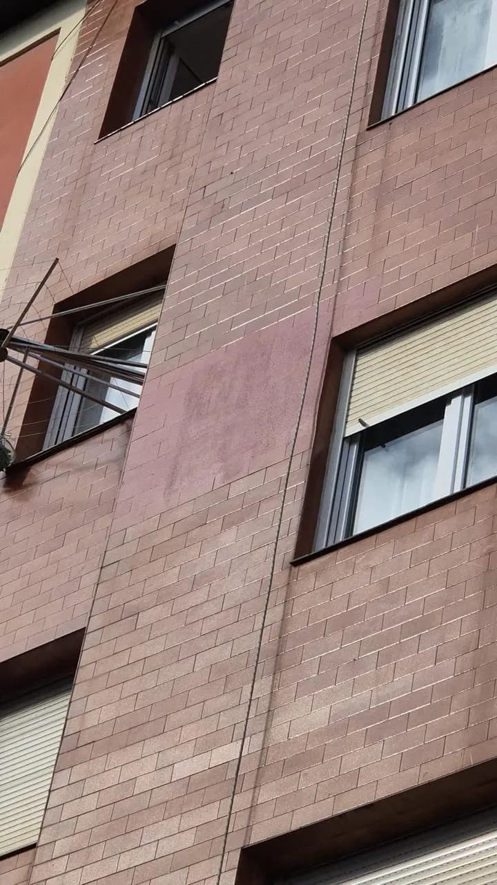 Fachada rehabilitada con acabado protector