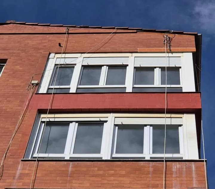 Alero restaurado con detalles arquitectónicos