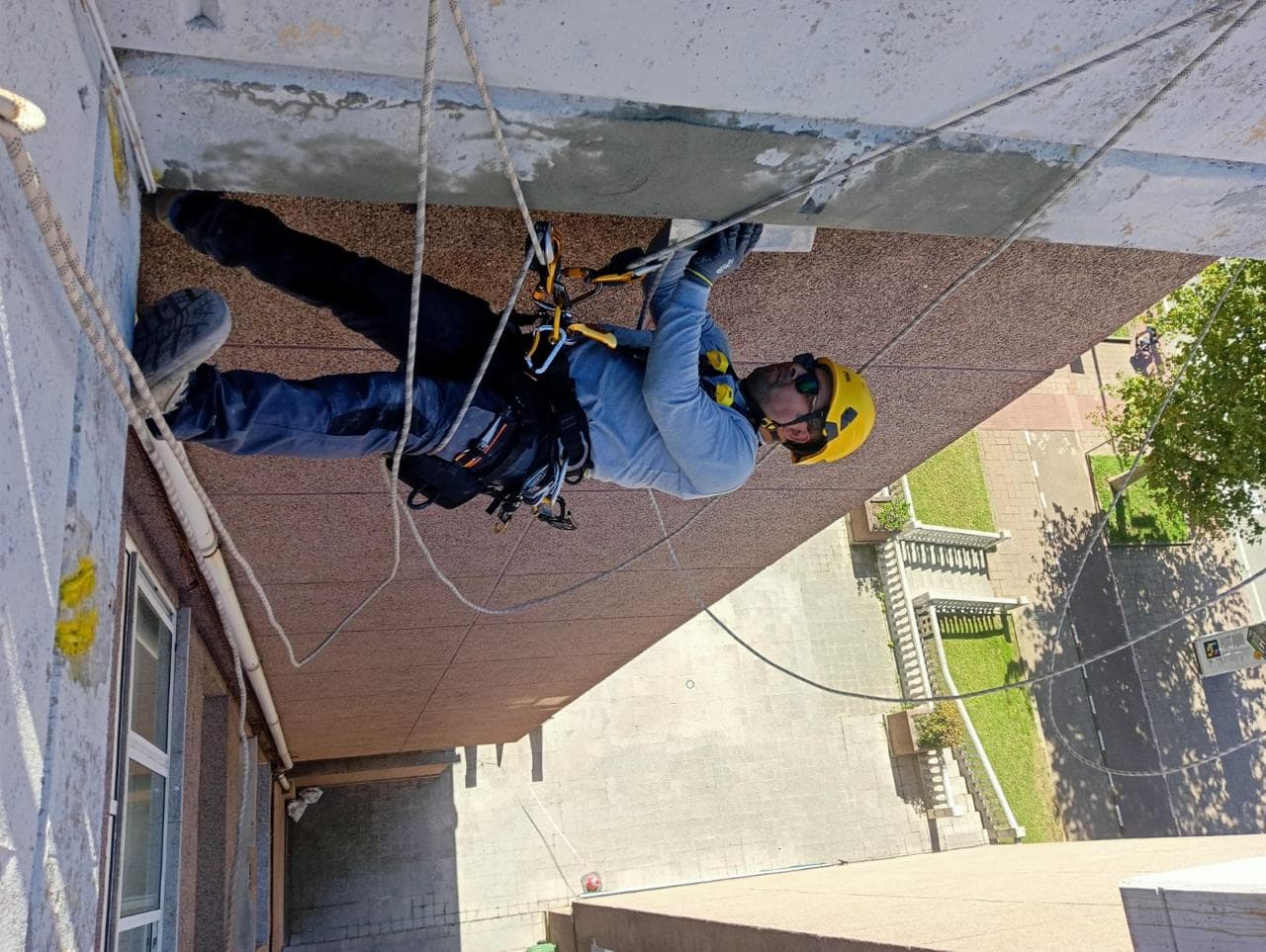 Operario trabajando en la reparación del alero en al