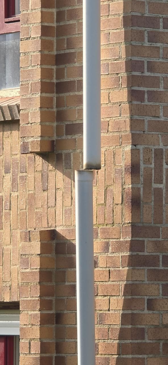 Vista del bajante dañado antes de la reparación